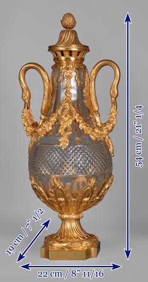 一对路易十六风格的水晶瓶，镀金青铜装饰-10